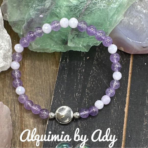 Dainty amethyst and jade beaded minimalistic bracelet - Picture 1 of 1